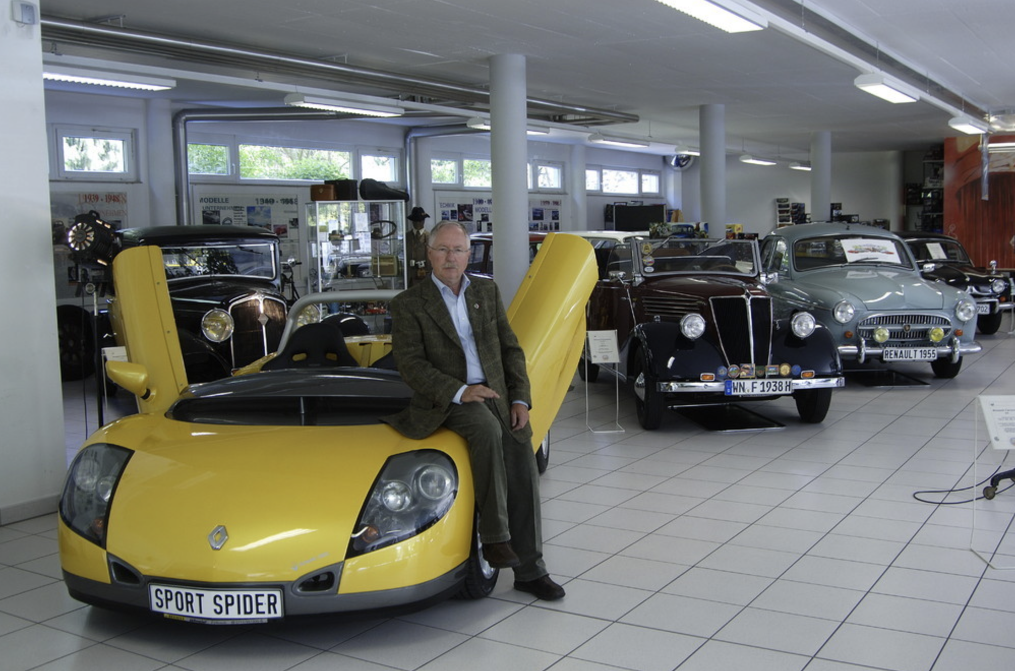 Renault Museum Innenansicht mit Oldtimern